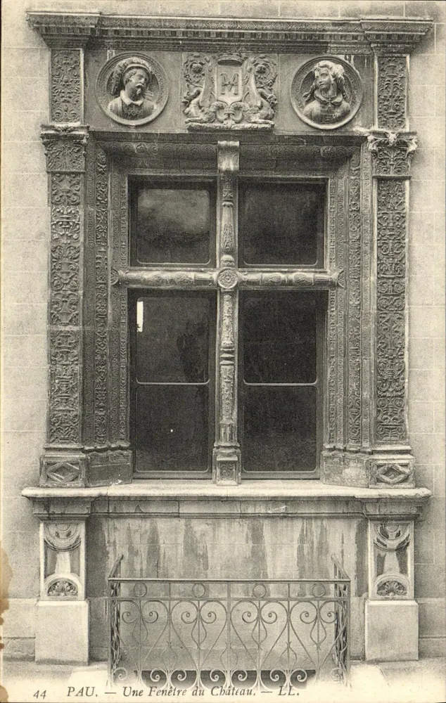 Pau — Uma Janela do Castelo — LL. n°44 - Frente