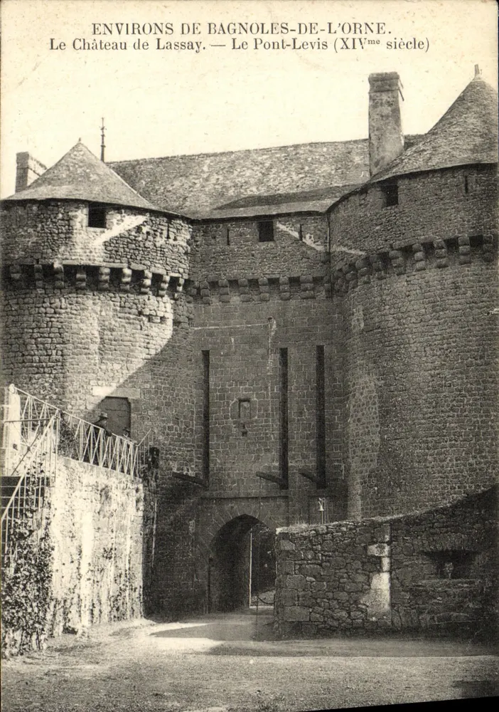 Schloss Lassay — Der Pont-Levis (14. Jahrhundert) — Umgebung von Bagnoles-de-l'Orne - Vorderseite
