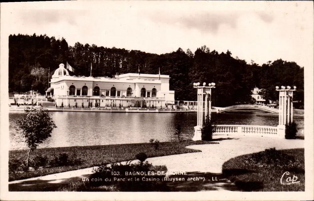 Bagnolles-de-Lorène — Ein Eckbereich des Parks und das Casino (Architekt Bluysen) — LL, n°103 - Vorderseite