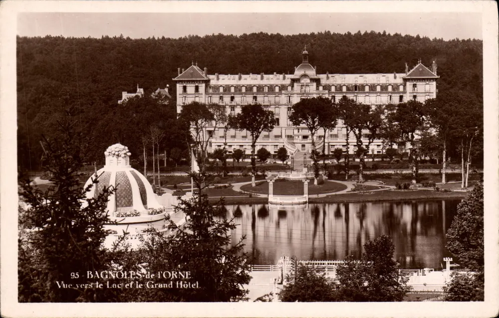 Bagnoles-de-l'Orne — Blick zum See und zum Grand Hotel — Lévy et Neurdein, Imp. Latellier, Paris - Vorderseite