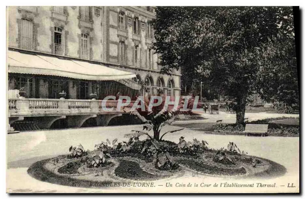 Bagnères-de-L'Orne — Ein Eckbereich des Hofes des Thermalbetriebs — LL - Vorderseite