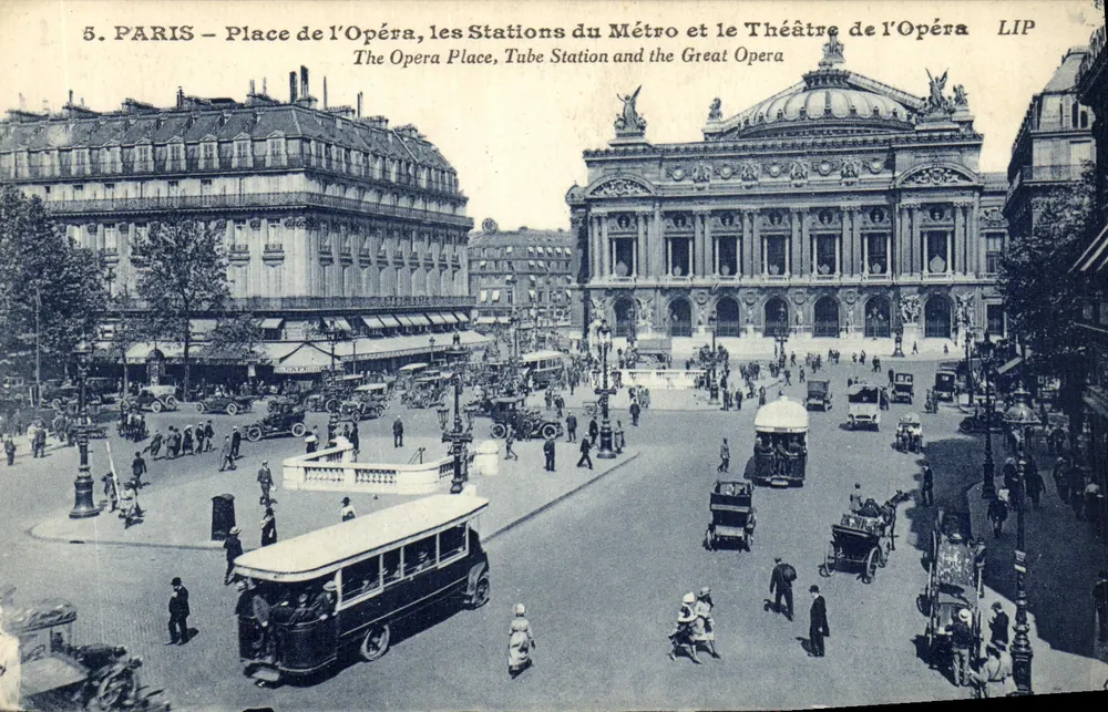 PARIS — Place de l'Opéra, die U-Bahn-Stationen und das Opernhaus — LIP - Vorderseite