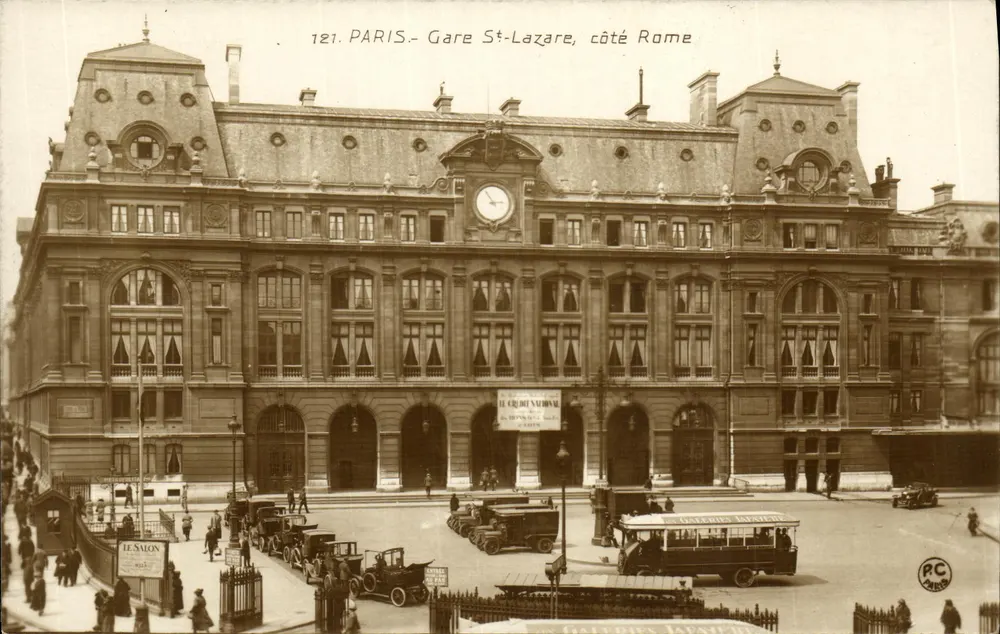 Paris - Estação St-Lazare, lado Roma — vista do edifício com cartaz 'Le Crédit National' — PC Paris - Frente