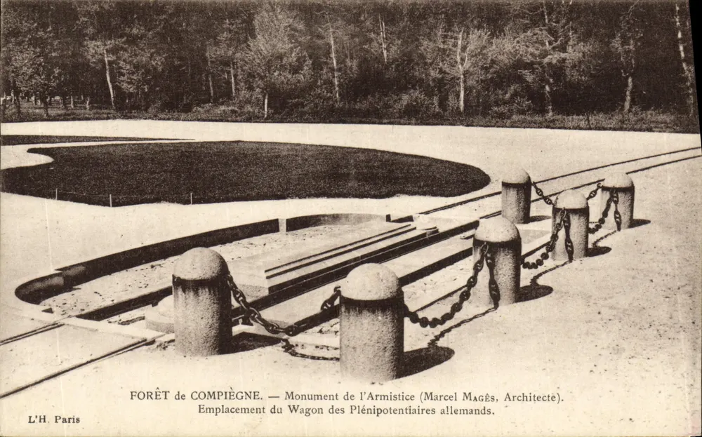 Forêt de Compiègne — Denkmal des Waffenstillstands (Marcel Magès, Architekt). Lage des Wagens der deutschen Plenipotentiäre. - Vorderseite