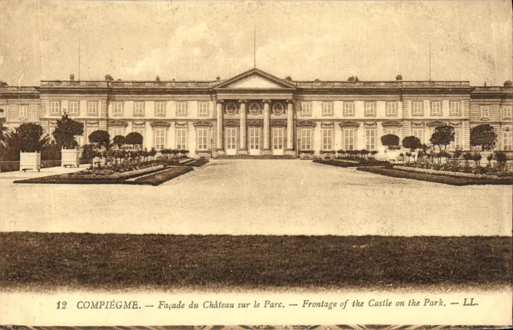 Compiègne — Facha da Casa de Compiègne no Parque — LL. — Série 12 - Frente