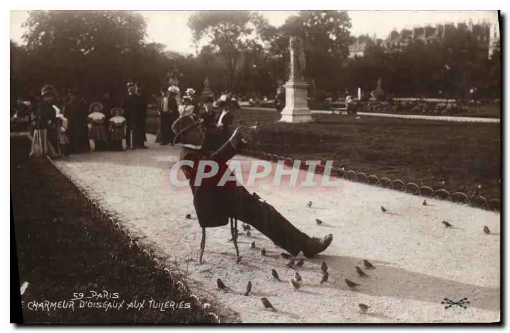 Homem atrai pássaros nos Jardins das Tuileries — Paris — Électrophot - Paris - Frente