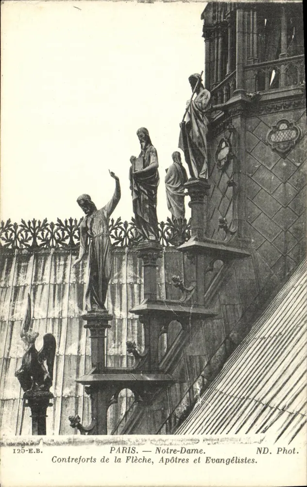 Paris — Notre-Dame. Strebwerke der Spitze, Apostel und Evangelisten — ND. Phot. - Vorderseite