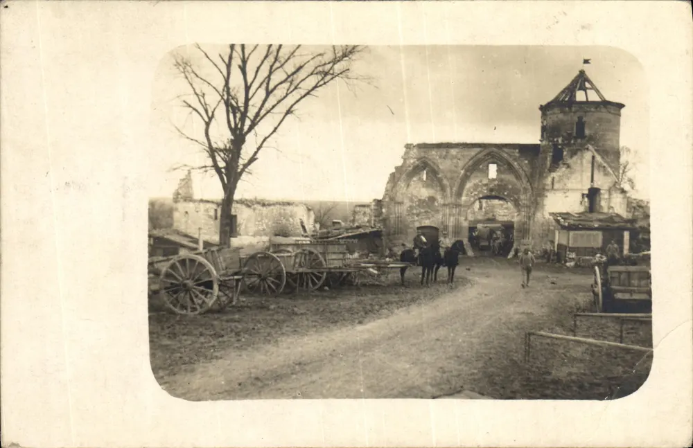 Ruine di un castello fortificato — porta e torre — editore sconosciuto, numero di serie non visibile - Recto