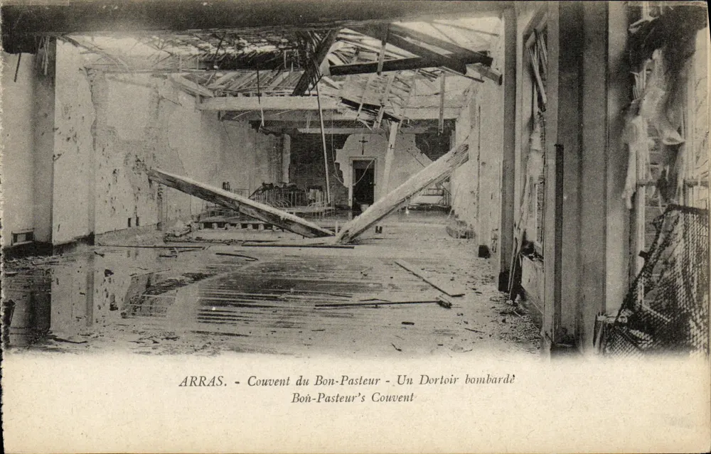 Arras - Konvent des Guten Pflegers - Ein bombardierter Schlafraum - Vorderseite