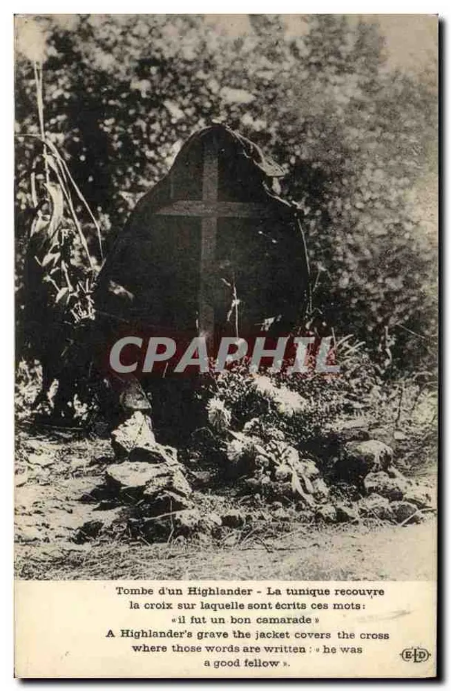 Grab eines Highlanders — Die Tunika bedeckt die Kreuz, auf dem diese Worte stehen: « er war ein guter Kamerad » - Vorderseite