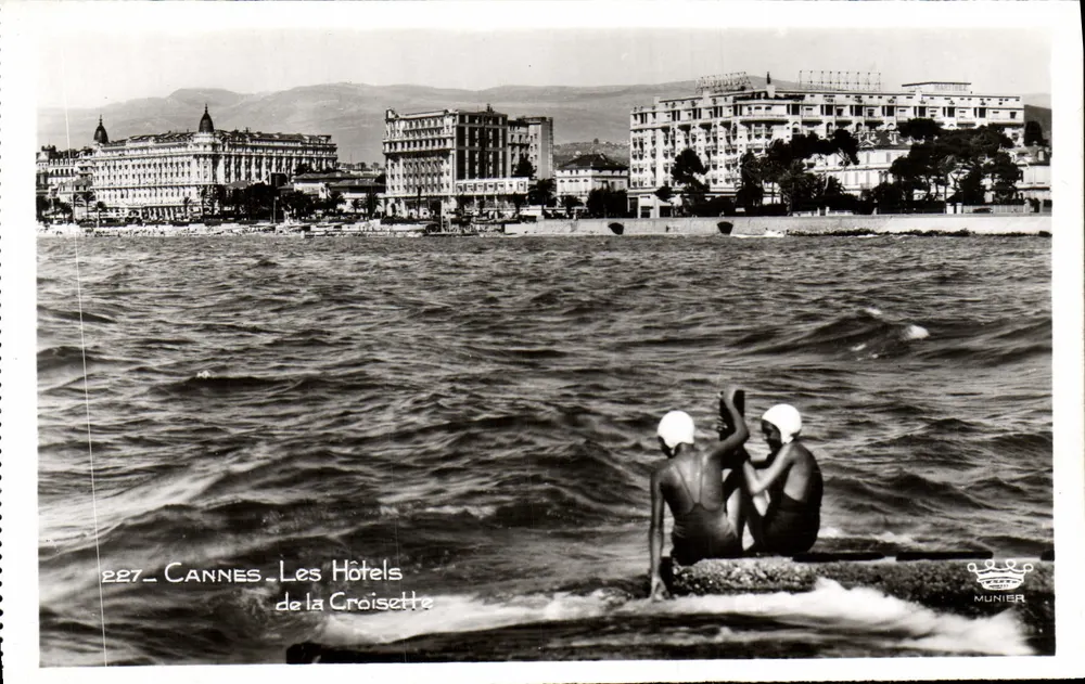 Cannes - Os Hotéis da Croisette — vista com dois nadadores em maiôs e chapéus brancos - Frente