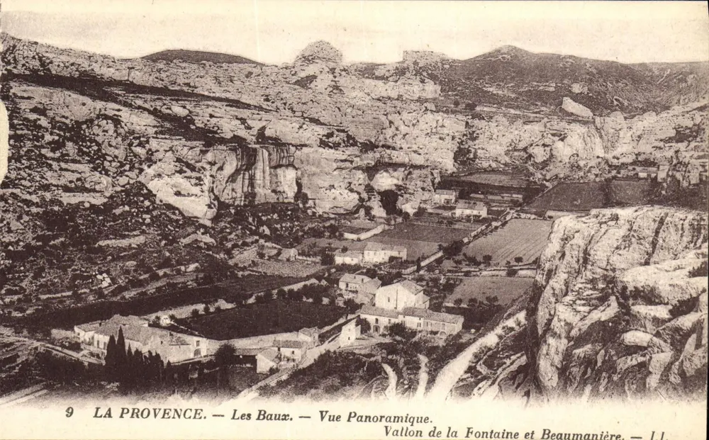 Les Baux — Panoramablick. Vallon de la Fontaine und Beaumanière — 9 - Vorderseite