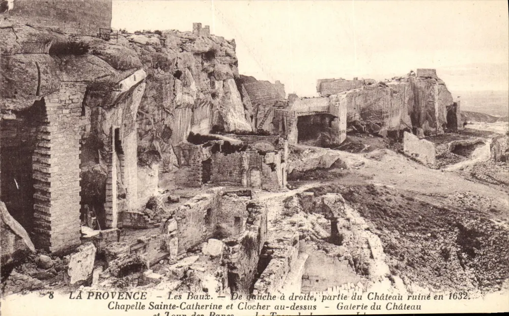 Les Baux - Capela Santa Catarina e Torre acima - Galeria do Castelo em Ruínas em 1632 - Frente