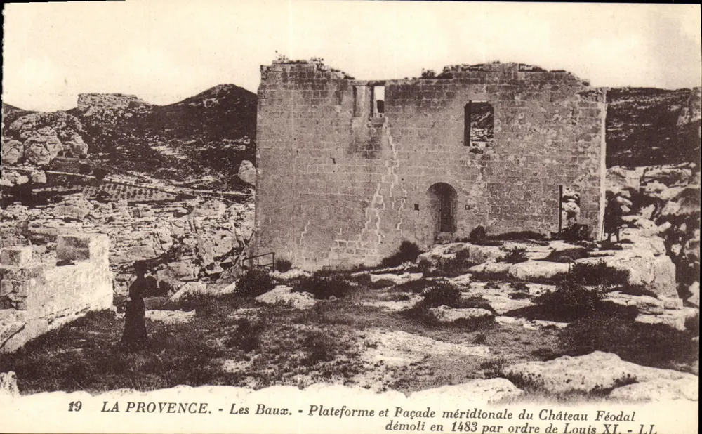 Les Baux — Plattform und südliche Fassade des feudalen Schlosses, das 1483 auf Befehl von Ludwig XI. abgerissen wurde - Vorderseite