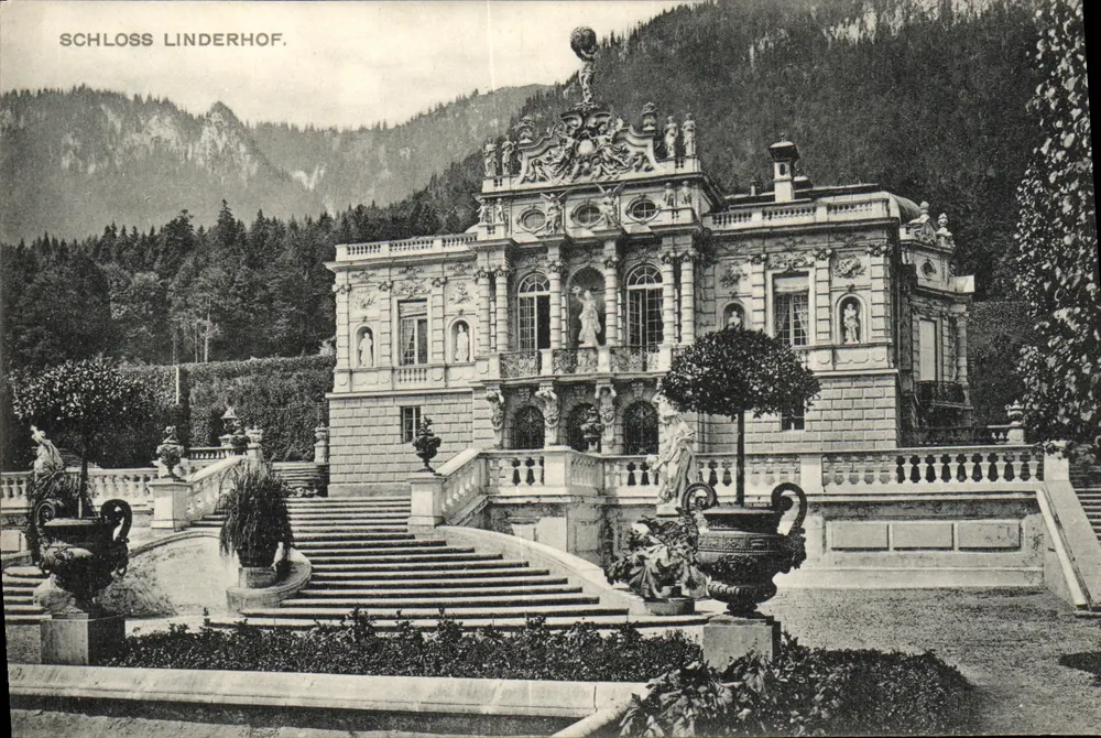 Schloss Linderhof — vista do castelo com escadas e estátuas — W. Zimmermann, München 1577 - Frente