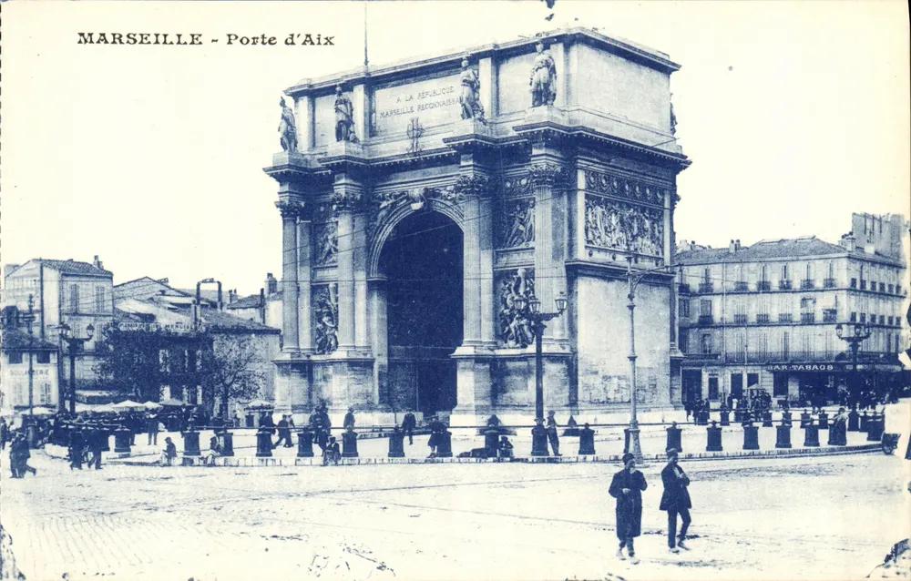 Marselha - Porta de Aix — Arco do Triunfo decorado com esculturas, inscrição 'À LA RÉPUBLIQUE MARSEILLE RECONNAISSANTE' — editor não visível - Frente