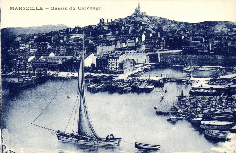 Marseille — Bassin du Carénage — Ansicht des Hafens mit Segelboot und Kai - Vorderseite
