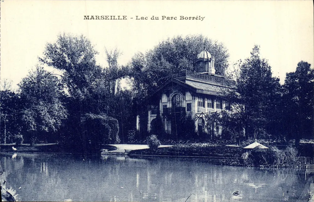 Marselha - Lago do Parc Borrély — vista do lago e do pavilhão - Frente