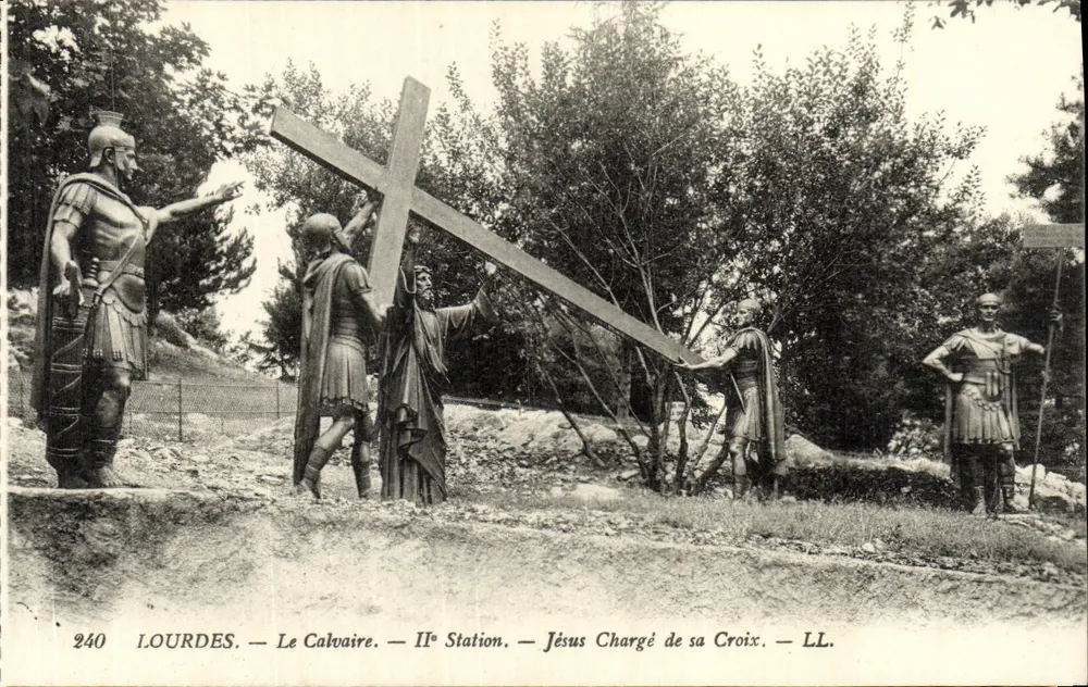 Lourdes — Der Calvarienberg — Zweite Station — Jesus trägt sein Kreuz — LL. - Vorderseite