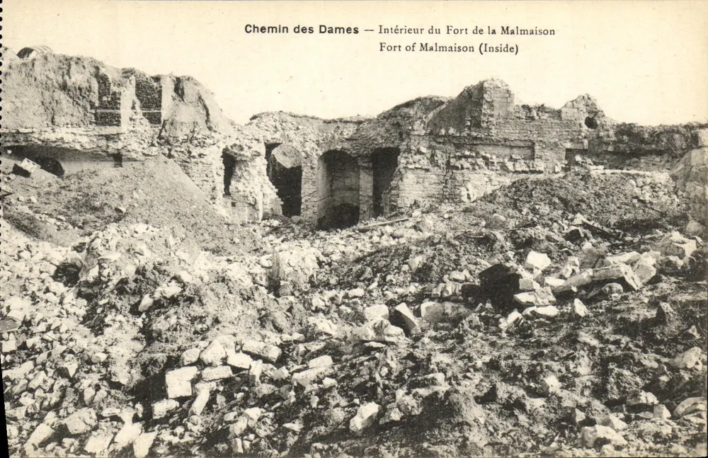 Chemin des Dames — Innenansicht des Forts de la Malmaison — B. Nougaredé und H. Lastint, Sèvres - Vorderseite