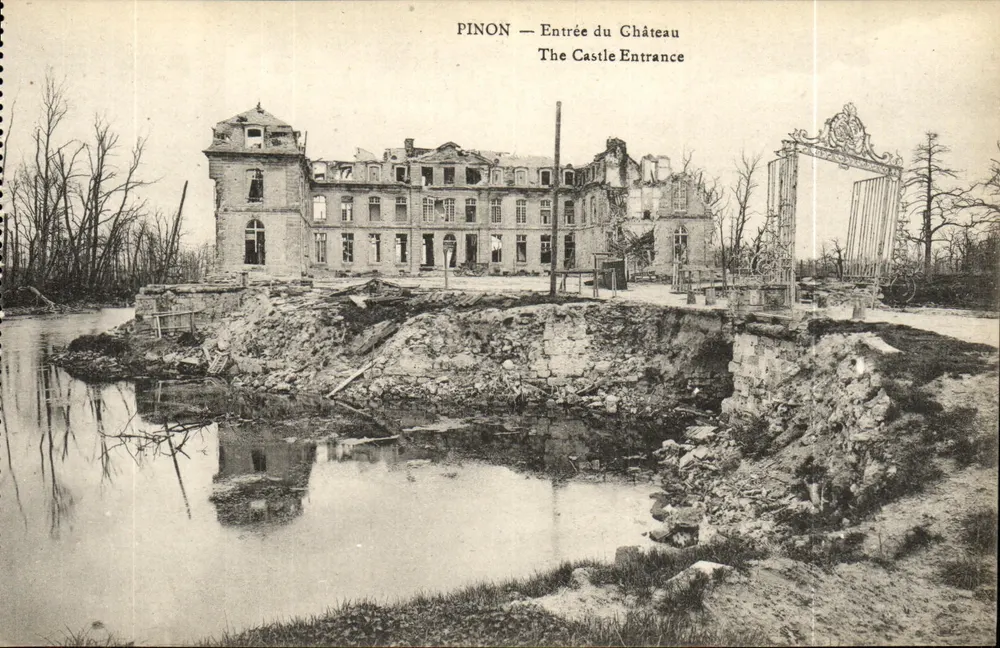 Pinon — Entrada do Castelo — B. Nougard e H. Lentrail, Sèvres - Frente