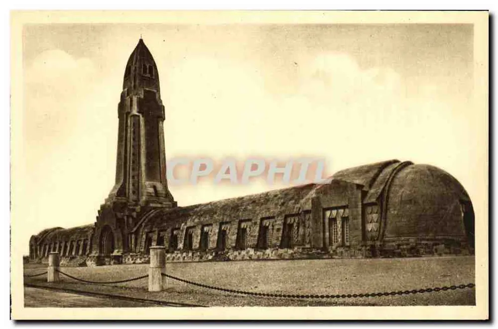 Ossuário de Douaumont — Monumento comemorativo — Léon Azéma e Hardy, arquitetos - Frente