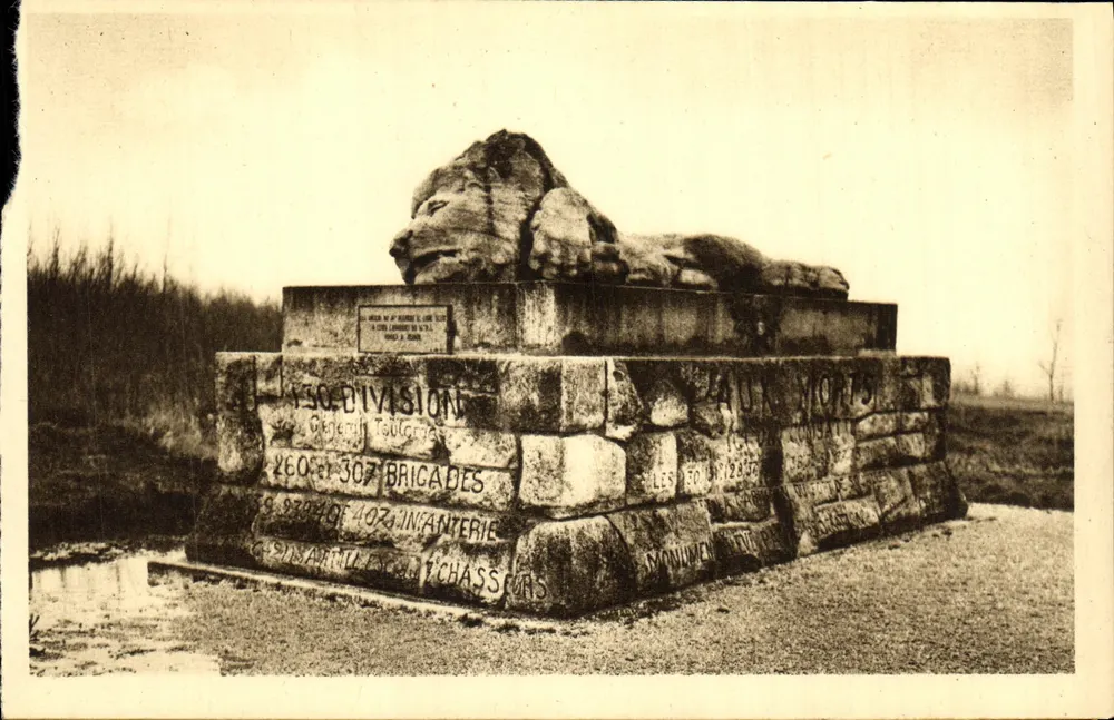 Gedenkstein für die Gefallenen der 130. Division — Kapelle Sainte-Fine — Verdun — Werk von René Paris - Vorderseite