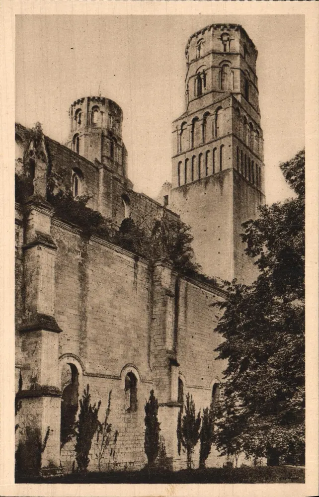 Ruinen der Kirche N.D. — Abtei Jumièges — Nordseite - Vorderseite