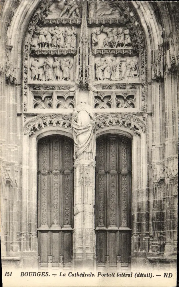 Bourges — A Catedral. Portal lateral (detalhe). — ND - Frente
