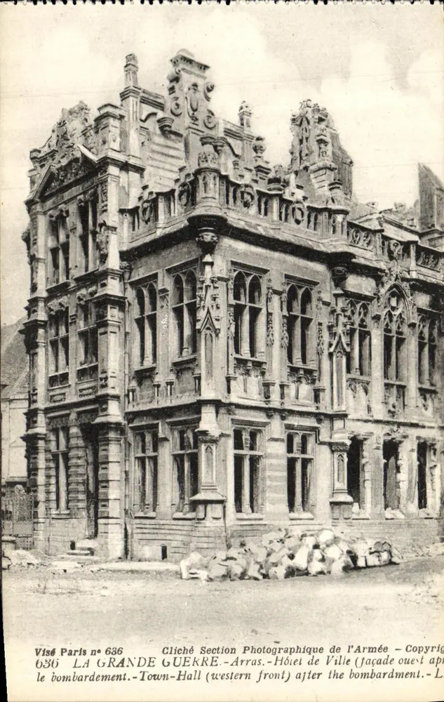 Arras — Rathaus — Westfassade nach dem Bombenangriff — Foto von der Fotosektion der Armee, Nr. 636 - Vorderseite