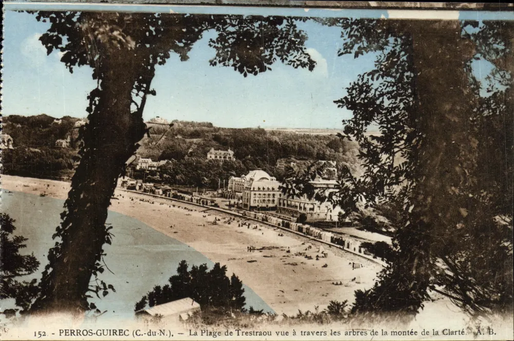 Perros-Guirec (C.-du-N.) — Blick auf den Strand von Trestraou durch die Bäume der Clarté-Höhe — A. B. - Vorderseite