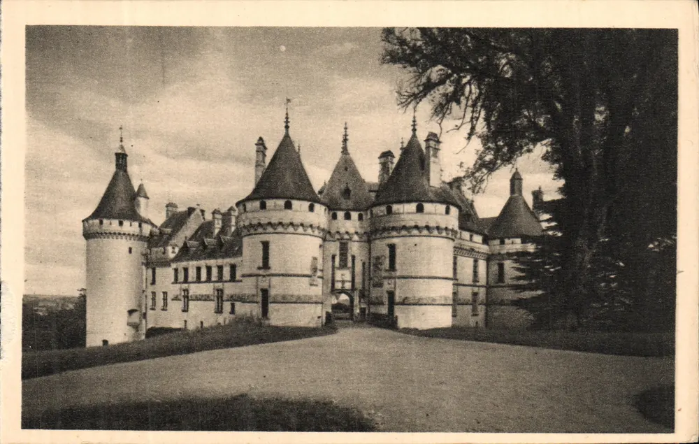 Castelo de Chaumont-sur-Loire — A Entrada — Service Commercial Monuments Historiques, Paris - Frente