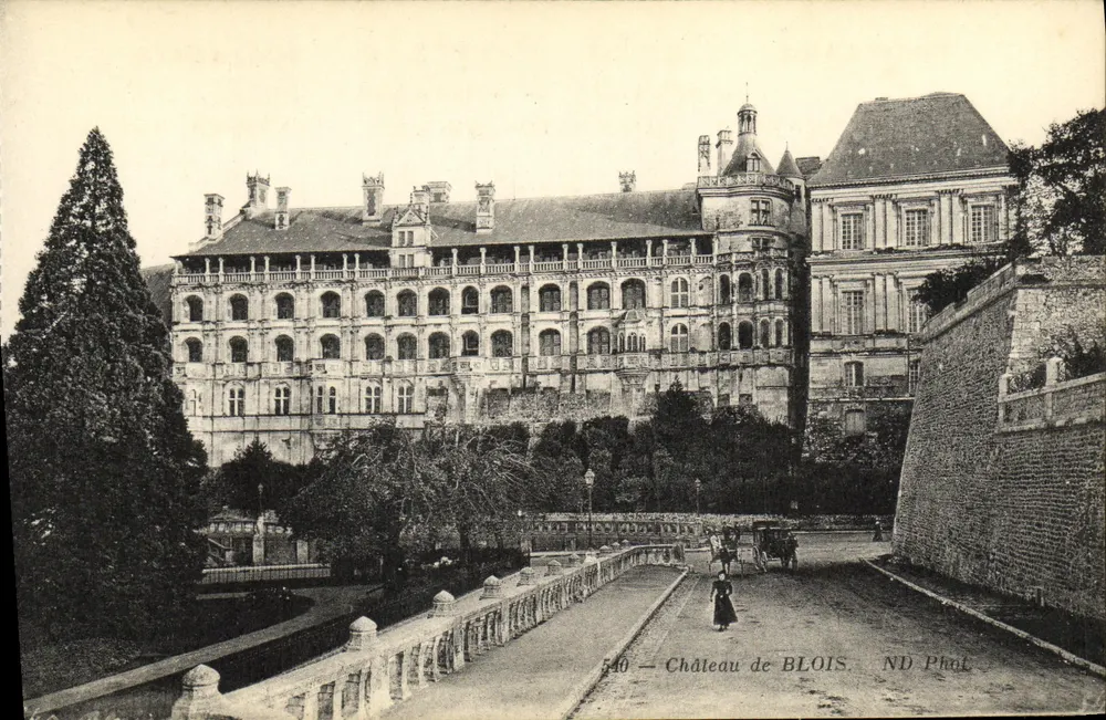 Castelo de BLOIS — vista do castelo a partir de um ponte — ND Phot - Frente