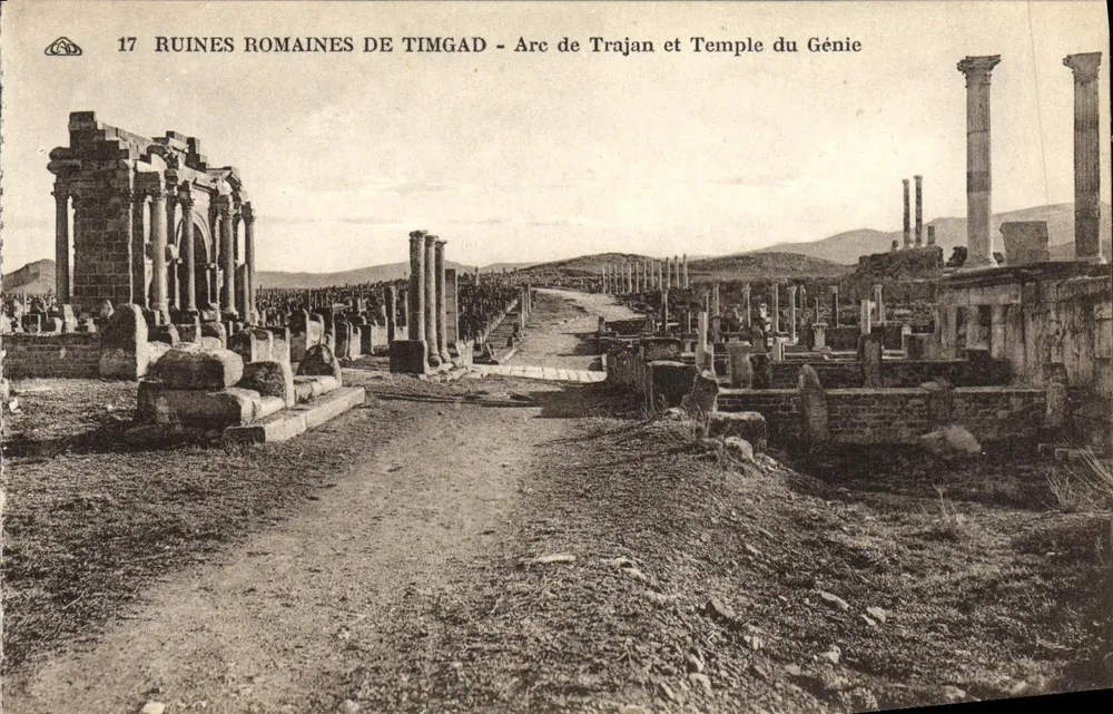 Römische Ruinen von Timgad — Tor von Trajan und Tempel des Genius - Vorderseite