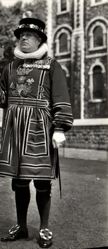 Tower of London — Chief Yeoman Warder — Ministry of Works, Crown Copyright, n°6 - Vorderseite