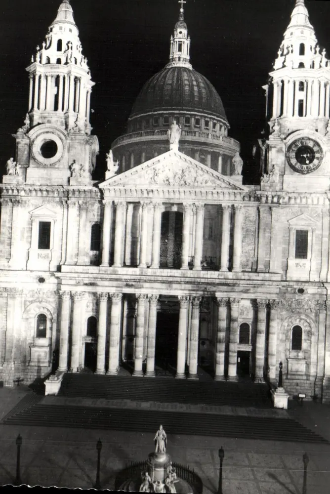 Catedral de St. Paul, Londres — à noite — Valentine's Real Photo - Frente