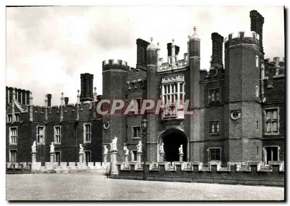 Hampton Court Palace — Das Große Torhaus und die Brücke (frühes 16. Jahrhundert) — Ministry of Public Works - Vorderseite