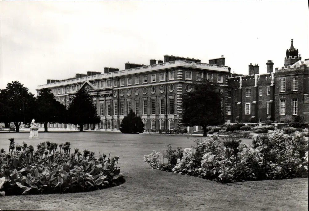 Hampton Court Palace — Blick vom Nordosten — Ministry of Works, Nr. 7 - Vorderseite
