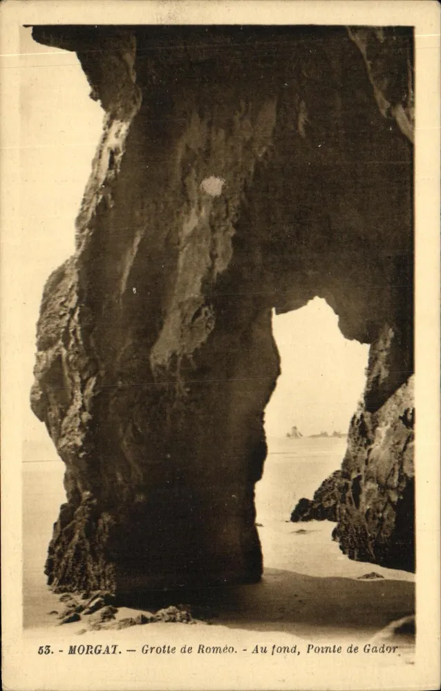 Morgat — Gruta de Romêo — No fundo, Ponta de Gador - Frente