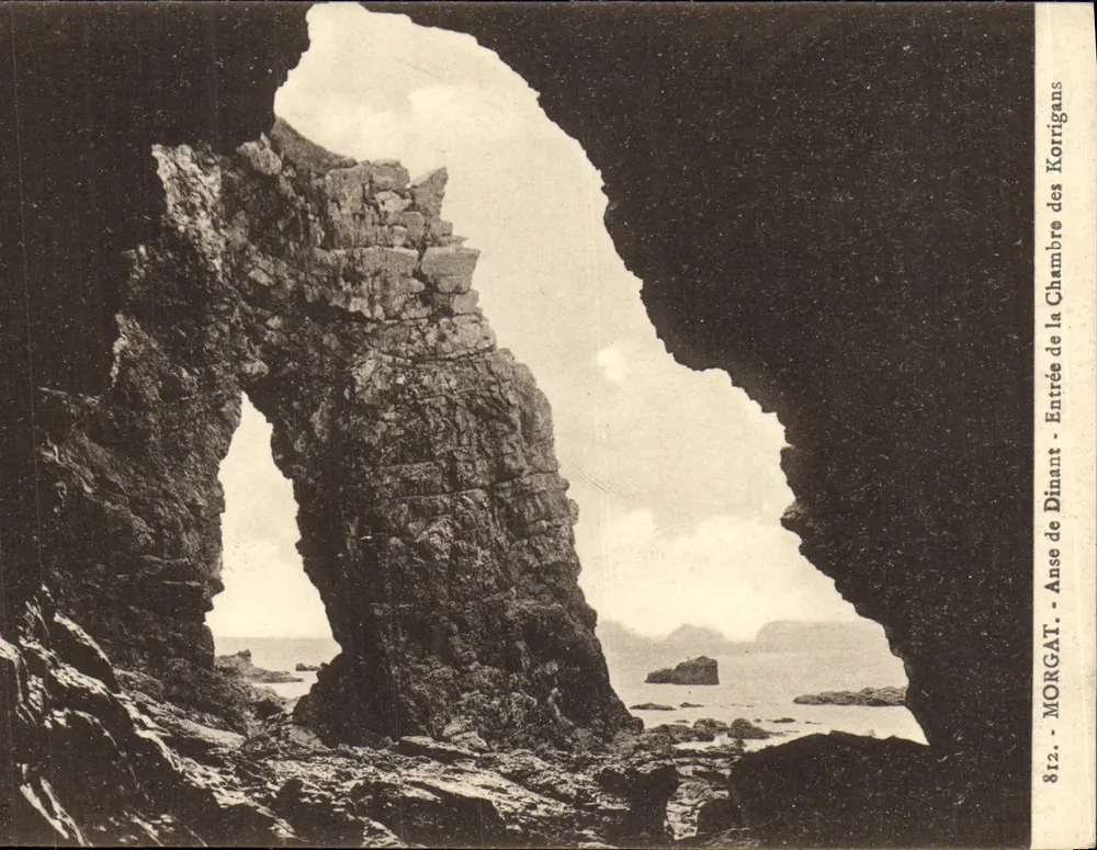 Anse de Dinant — Eingang zur Kammer der Korrigans — Morgat - Vorderseite