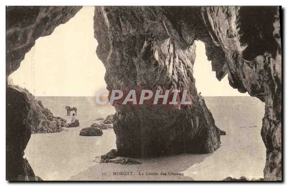 Morgat - A Gruta dos Oliseaux — vista da gruta natural com um cavalo e um homem na praia — editor Doaré, n° 74 - Frente