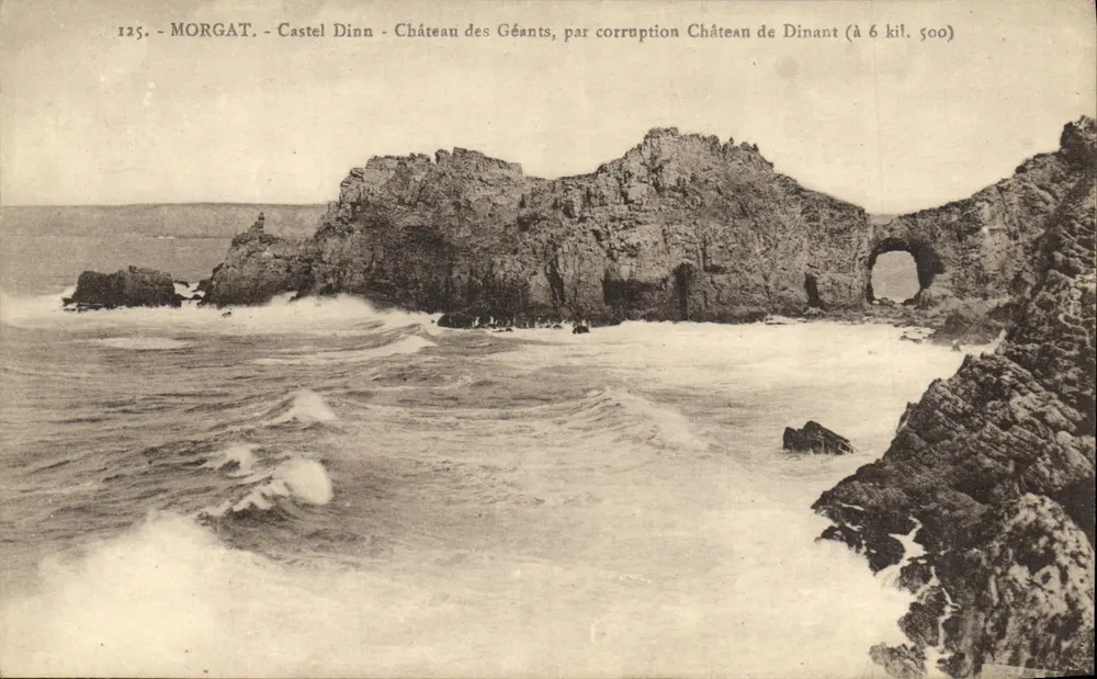 Morgat - Castel Dinn - Château des Géants, durch Verwechslung Château de Dinant (6 km 500) - Vorderseite