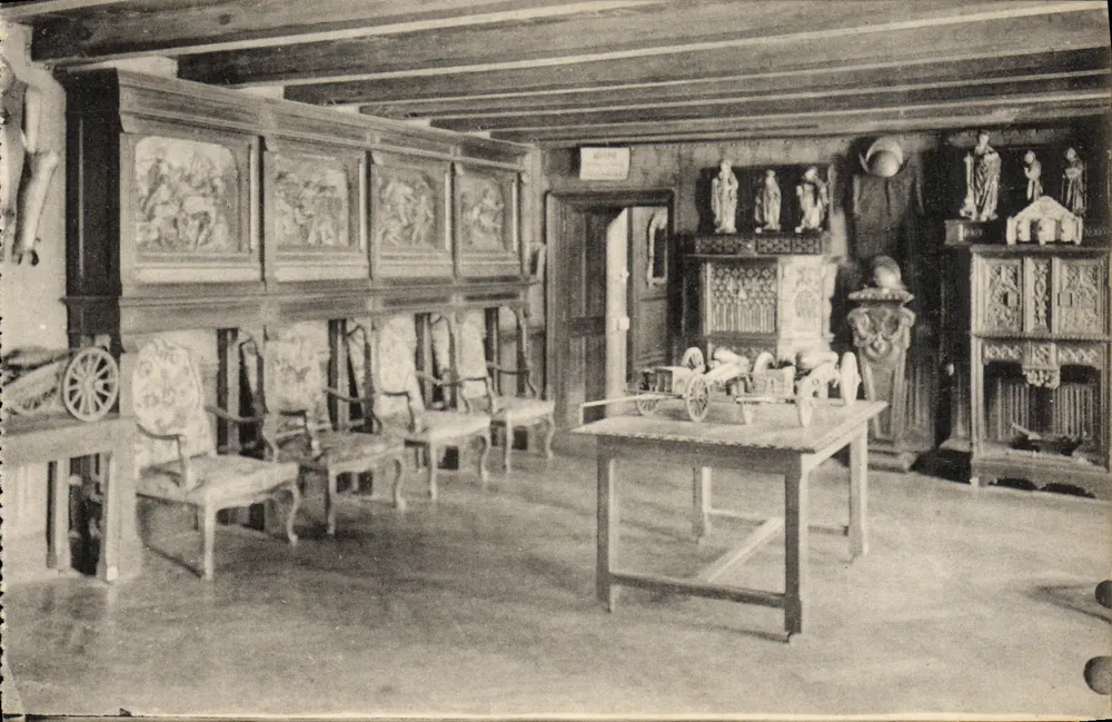 Castelo de KÉRIOLET — A Sala das Armas — Collection Villard, Quimper - Frente