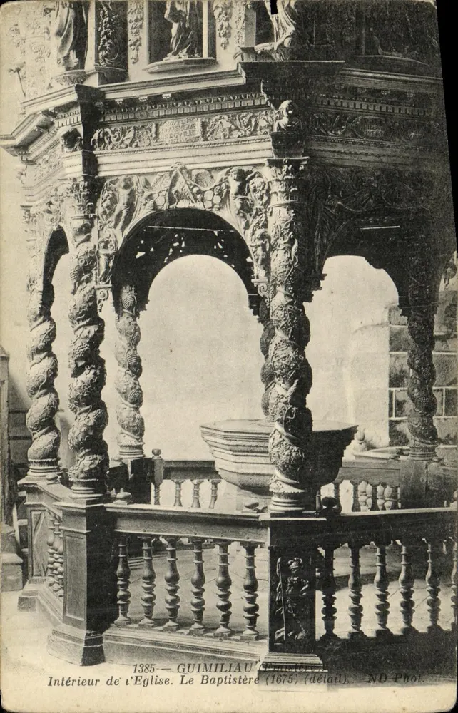 Guimiliau — Innenansicht der Kirche. Der Taufstein (1675) — ND Phot. - Vorderseite