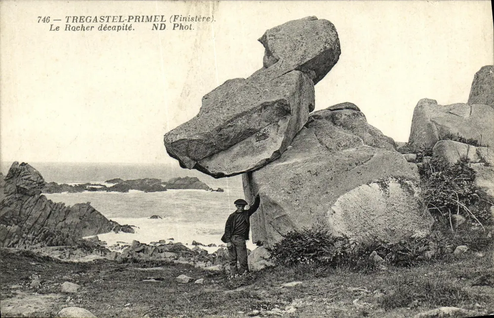 Tregastel-Primel (Finistère) — O Rocher decapitado — ND Phot. - Frente