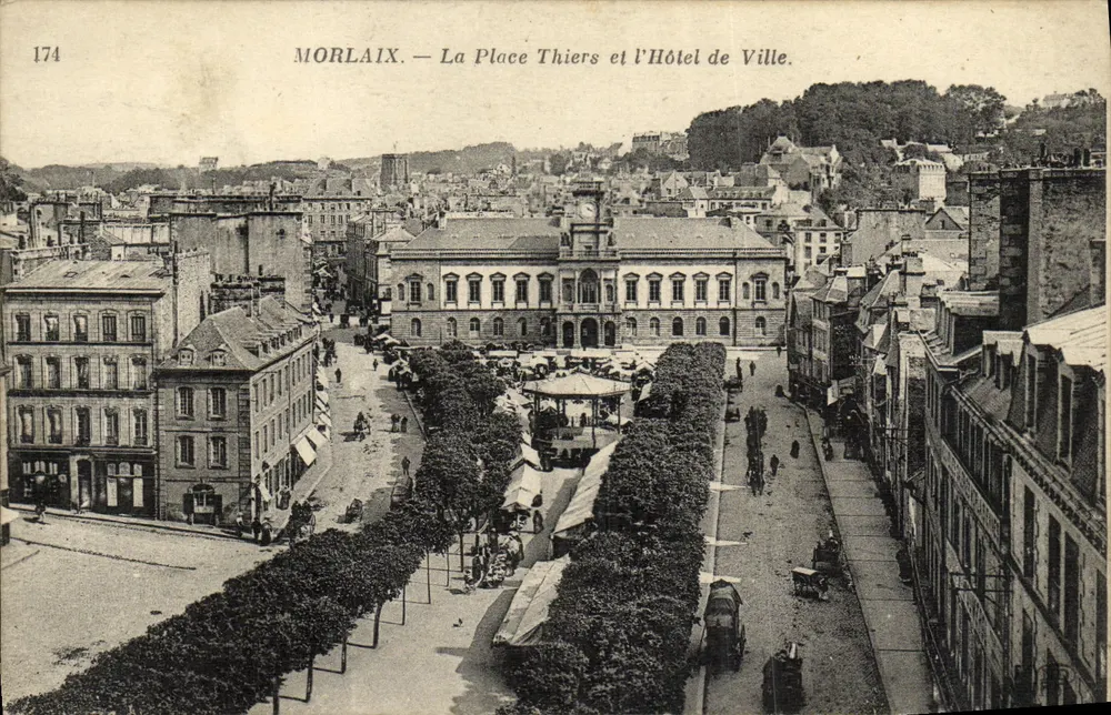 Morlaix — Place Thiers und das Rathaus. - Vorderseite