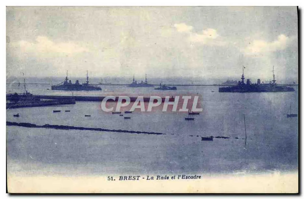 BREST - La Rade et l'Escadre — vue de la baie avec plusieurs navires de guerre — éditeur : BREST - La Rade et l'Escadre, n° 51 - Frente