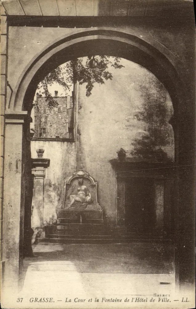 Grasse — Die Hof und die Fontäne des Rathauses — Sélici LL - Vorderseite