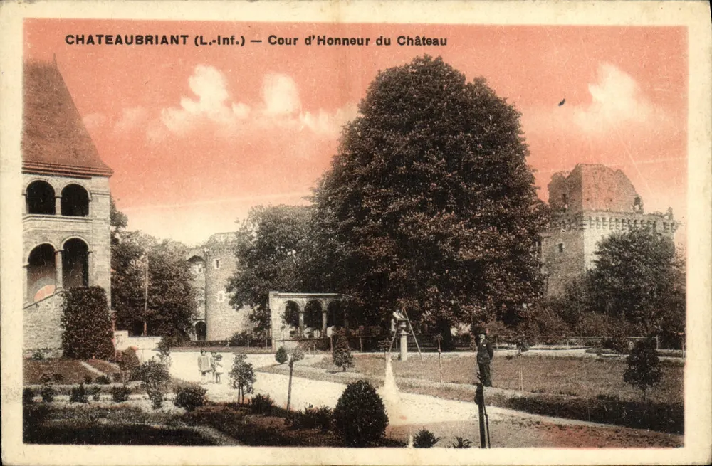 Castelo de Châteaubriant (L.-Inf.) — Cour d'Honneur do Castelo - Frente