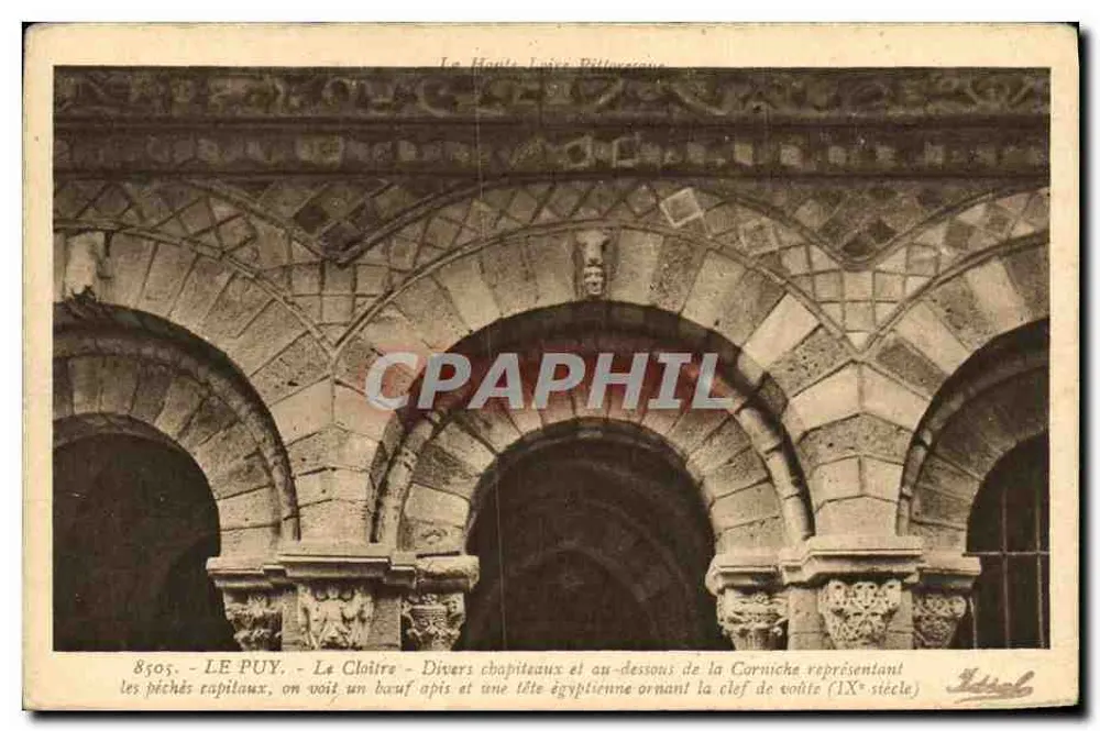 Le Puy - Der Cloister - Verschiedene Kapitelle und unter der Kante sieht man eine Reliefdarstellung von Apis und ein ägyptisches Gesicht, das die Kuppel verziert (9. Jahrhundert) - Vorderseite